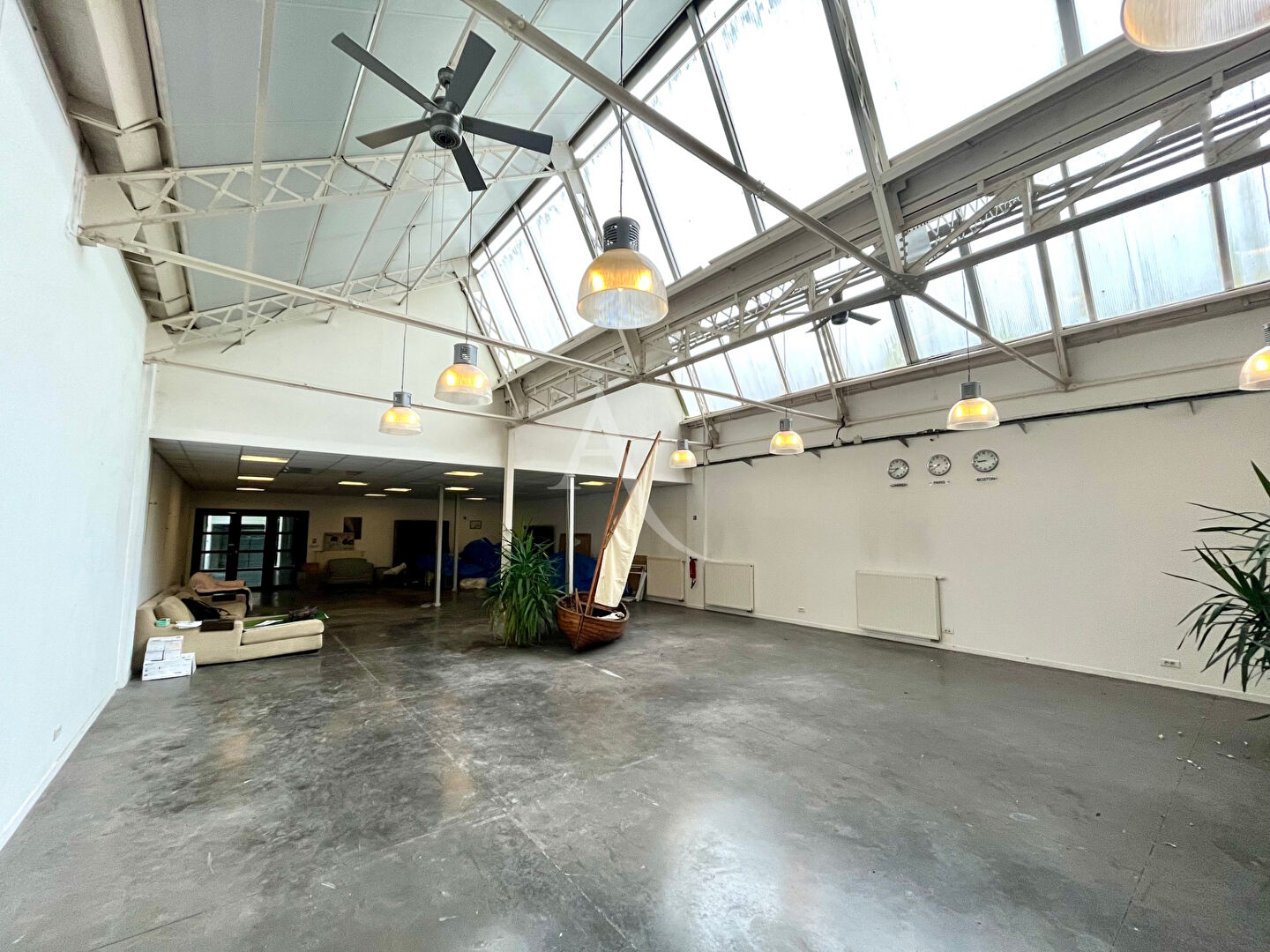 À LOUER  BUREAUX OU AUTRE AU COEUR DE CROIX - 270 M2