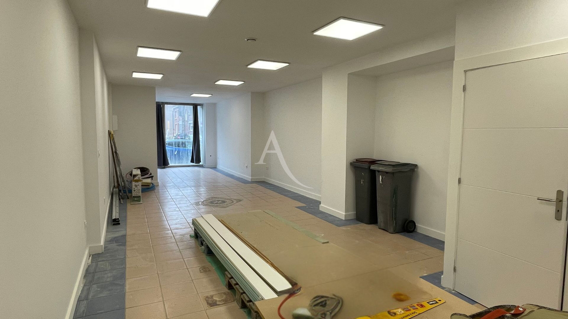 Photo À LOUER  LOCAL COMMERCIAL 61 m² ? LOOS image 2/2