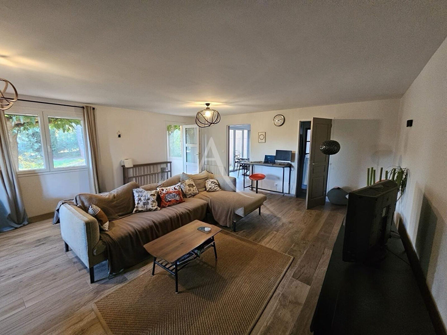 Photo Belle maison 4 faces sur environ 2500m2 de terrain et garage de 300m2. image 1/6