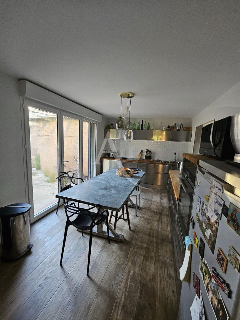 Photo Belle maison 4 faces sur environ 2500m2 de terrain et garage de 300m2. image 2/6