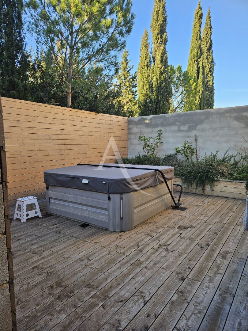 Photo Belle maison 4 faces sur environ 2500m2 de terrain et garage de 300m2. image 3/6