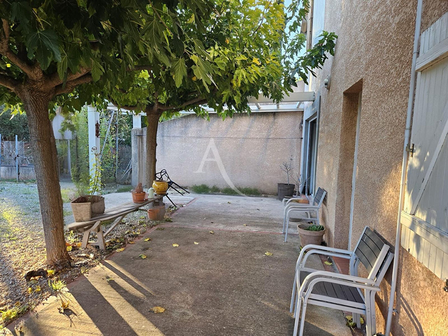 Photo Belle maison 4 faces sur environ 2500m2 de terrain et garage de 300m2. image 4/6