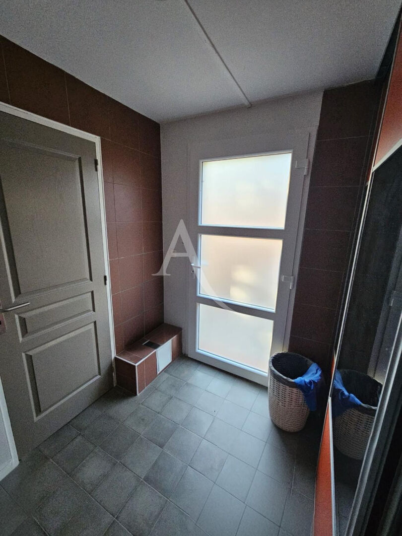 Photo Belle maison 4 faces sur environ 2500m2 de terrain et garage de 300m2. image 5/6