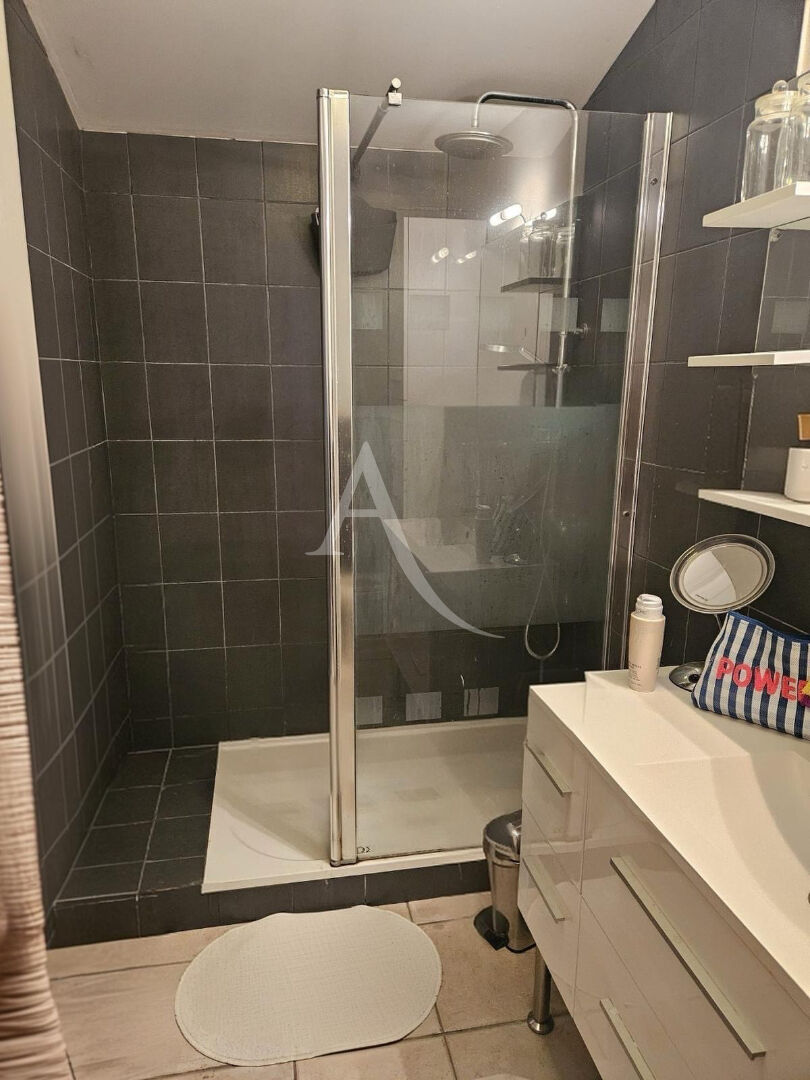 Photo Belle maison 4 faces sur environ 2500m2 de terrain et garage de 300m2. image 6/6