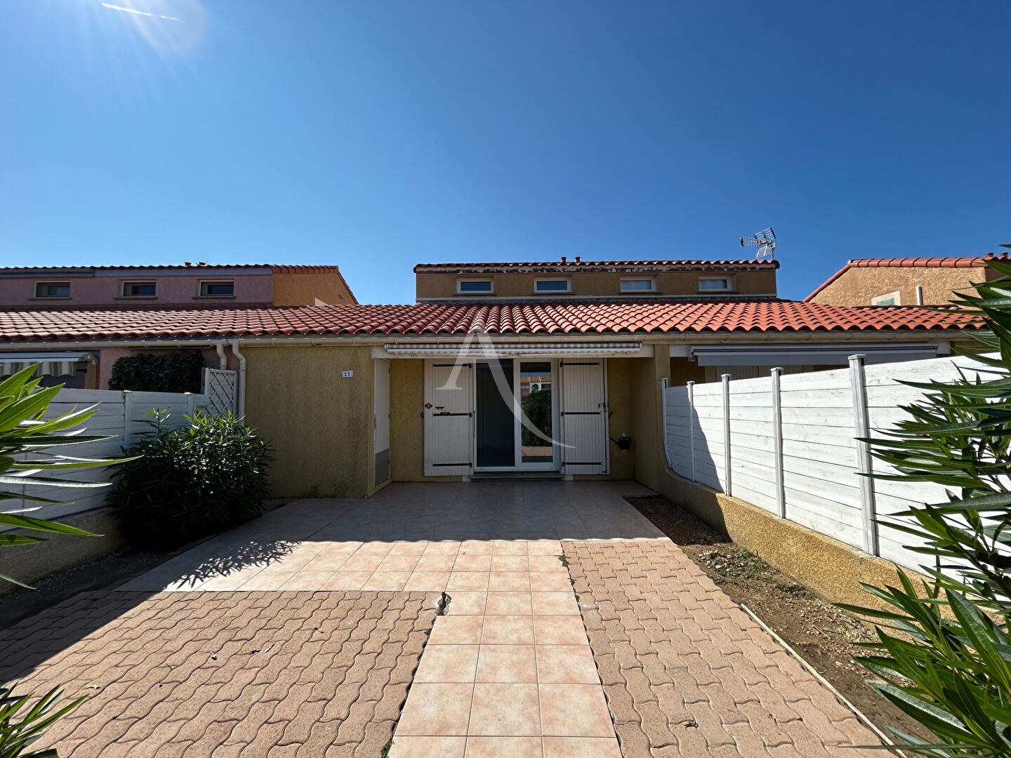 Maison 3 pièces, jardin, patio commun  + place de parking et piscine collective