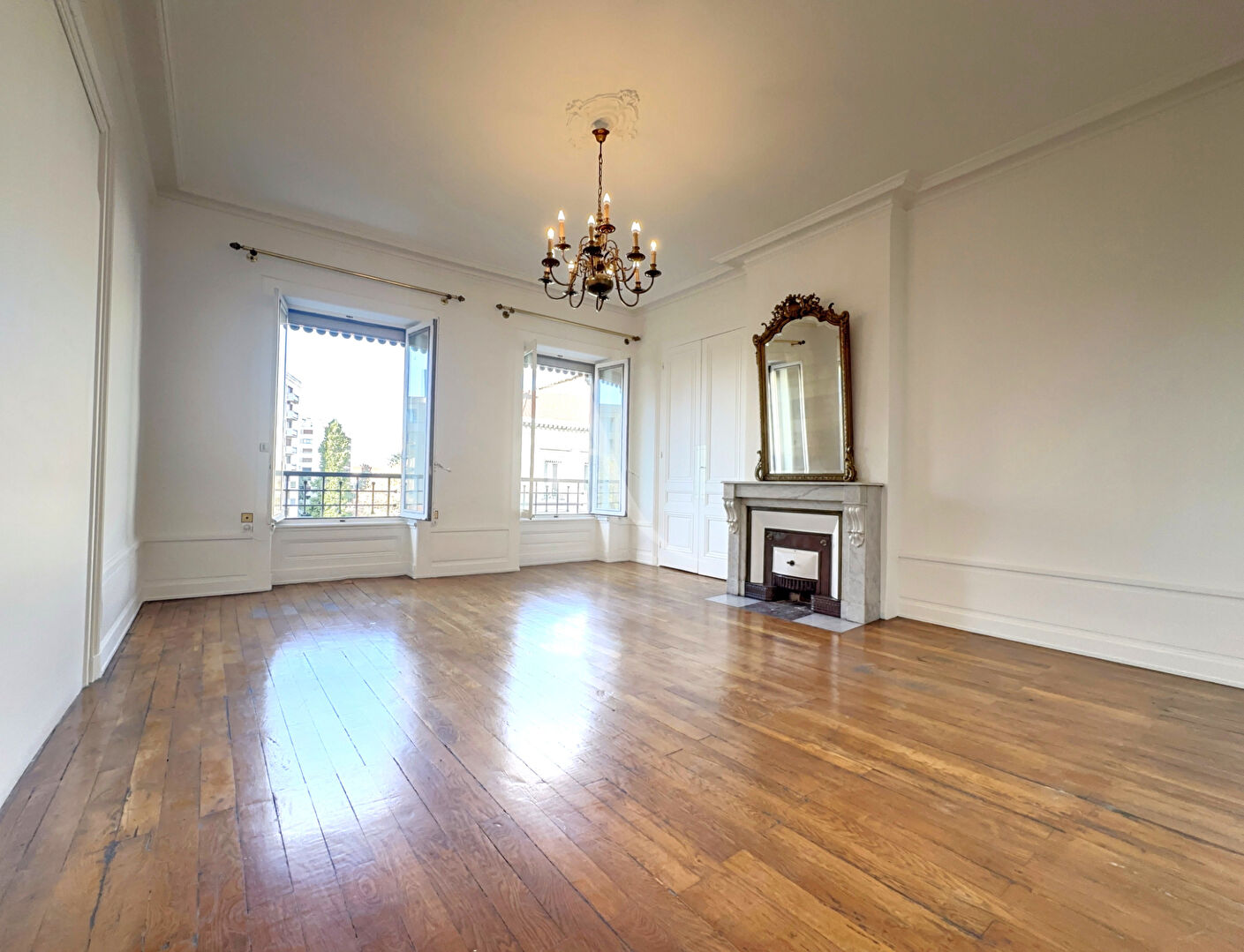 Photo Appartement  4 pièces de 105m² Place Rouget de l'Isle image 1/6