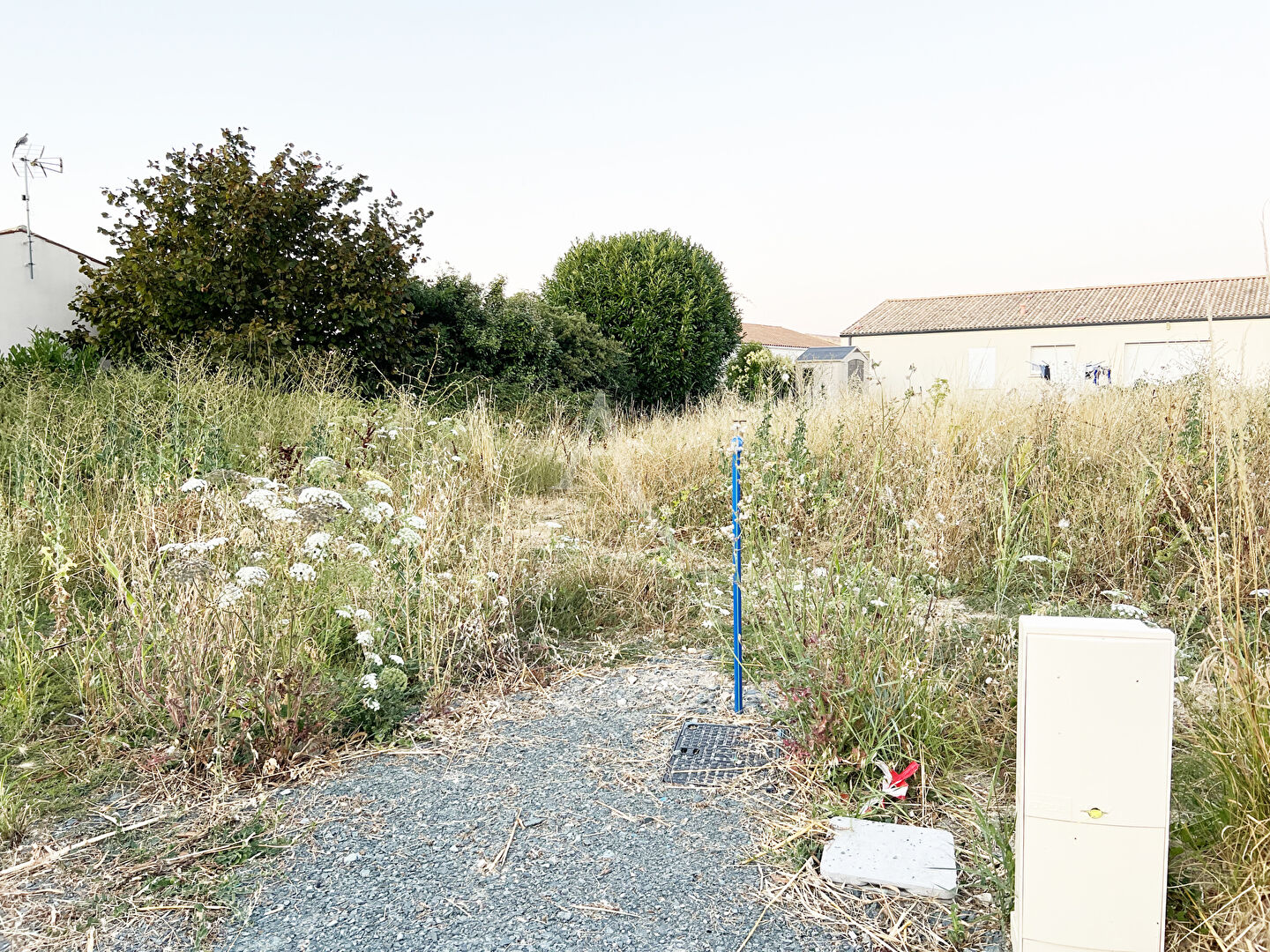 Terrain Viabilisé de 405 m² en Coeur de Village à Longèves, à 15 min de La Rochelle !