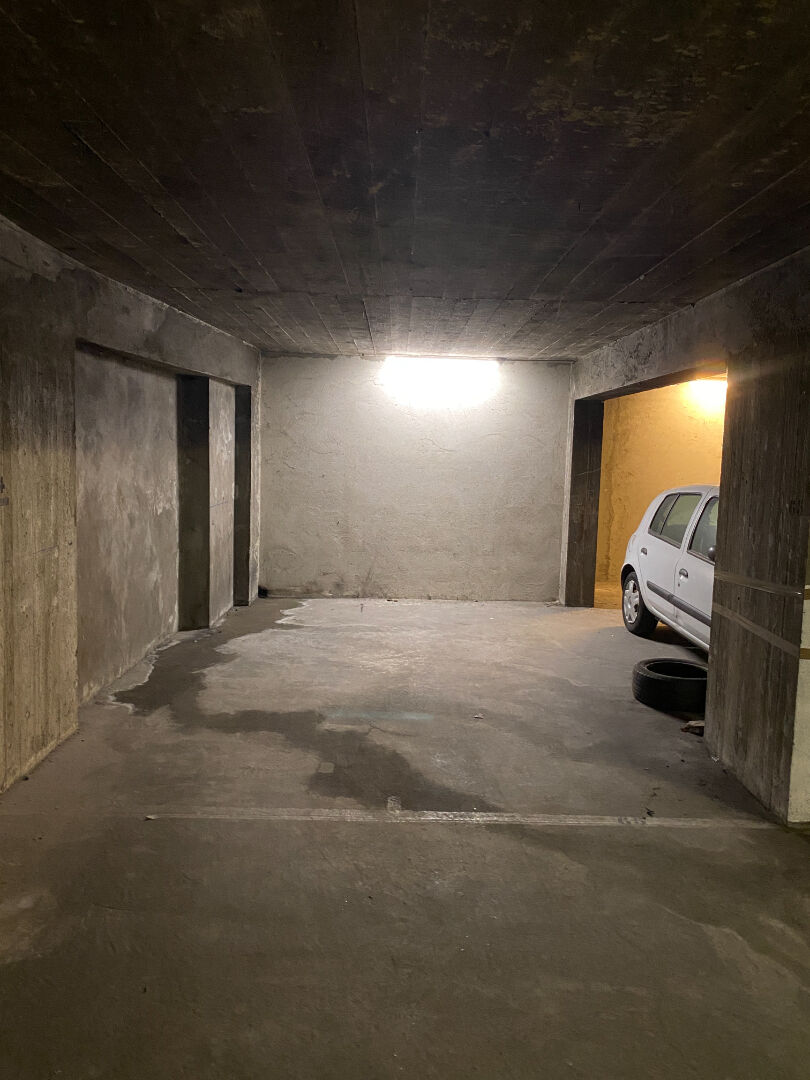 Parking / box Paris  17.1 m2