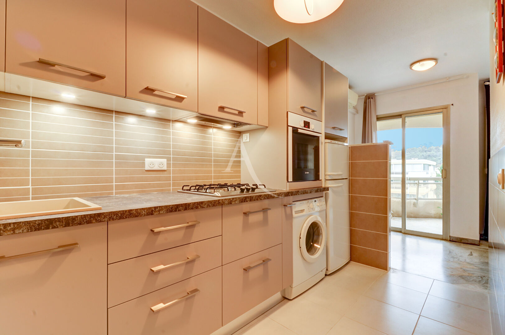 Photo Appartement 2 pièces dernier étage dans résidence avec piscine et gardien image 2/6