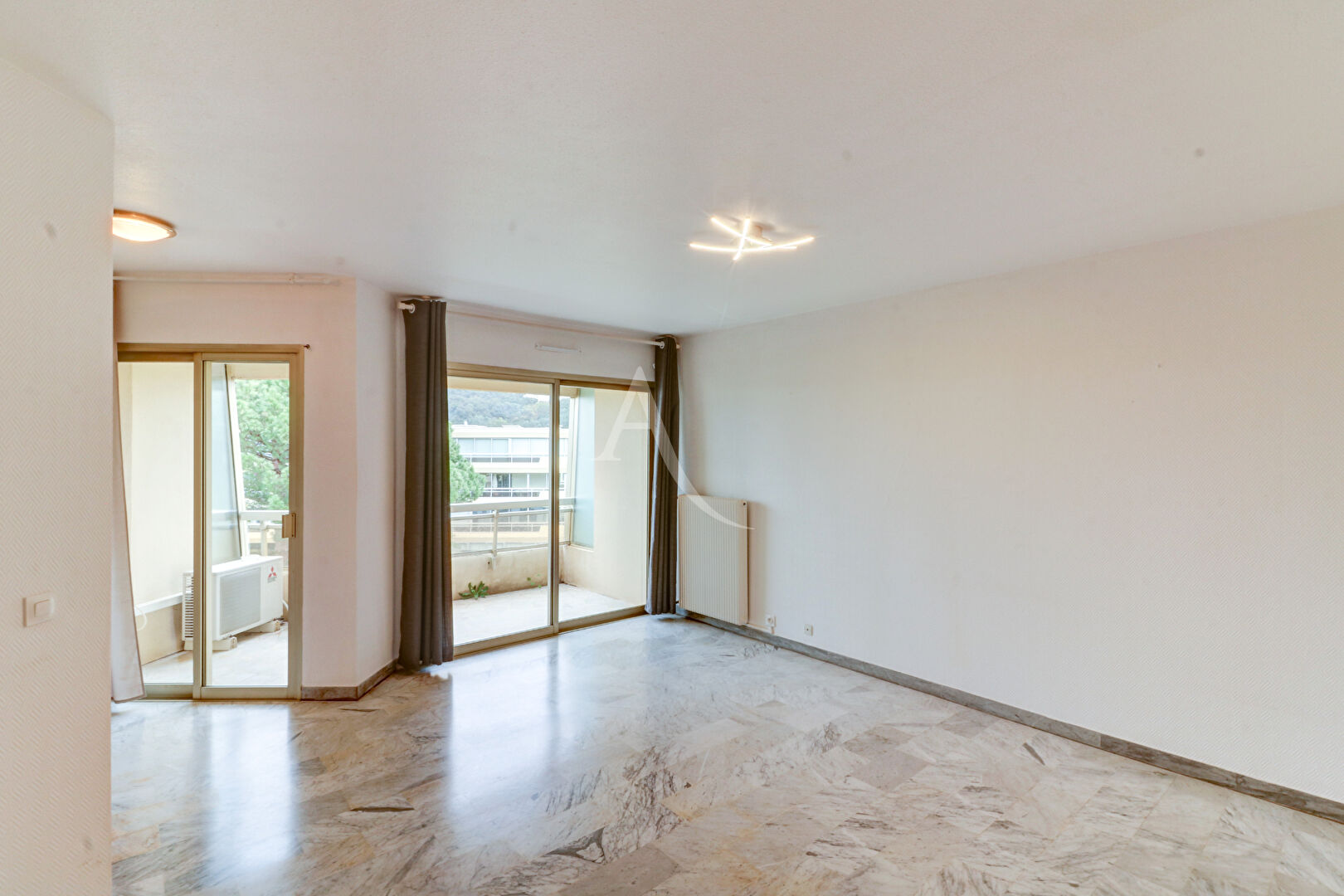 Photo Appartement 2 pièces dernier étage dans résidence avec piscine et gardien image 3/6