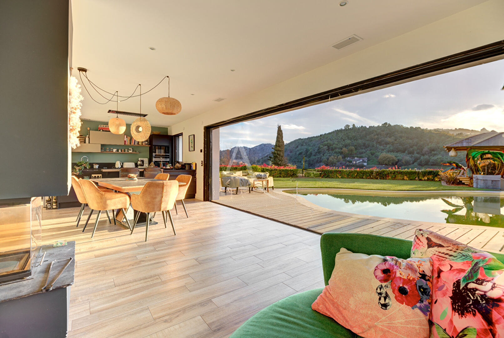 Photo Villa avec piscine et vue vue dominante image 2/6