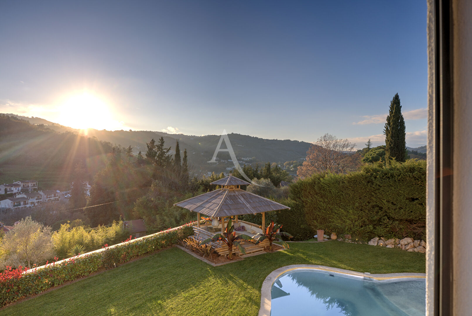 Photo Villa avec piscine et vue vue dominante image 4/6