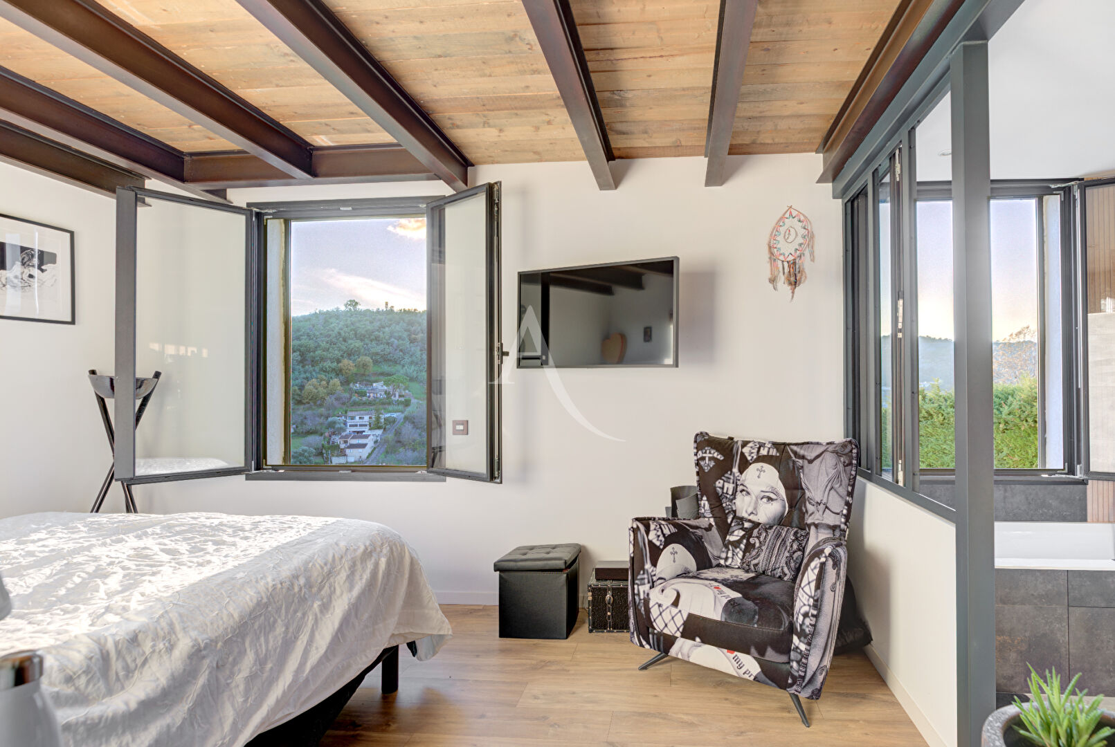 Photo Villa avec piscine et vue vue dominante image 6/6