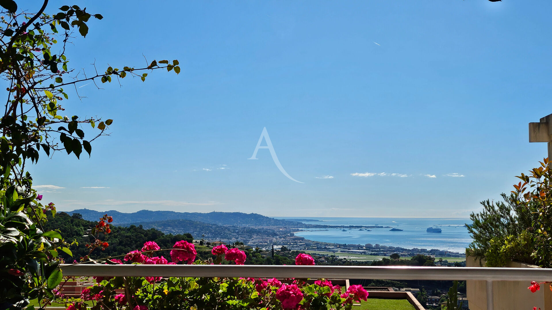 Appt 132 m² vue mer dans domaine gardé avec piscine