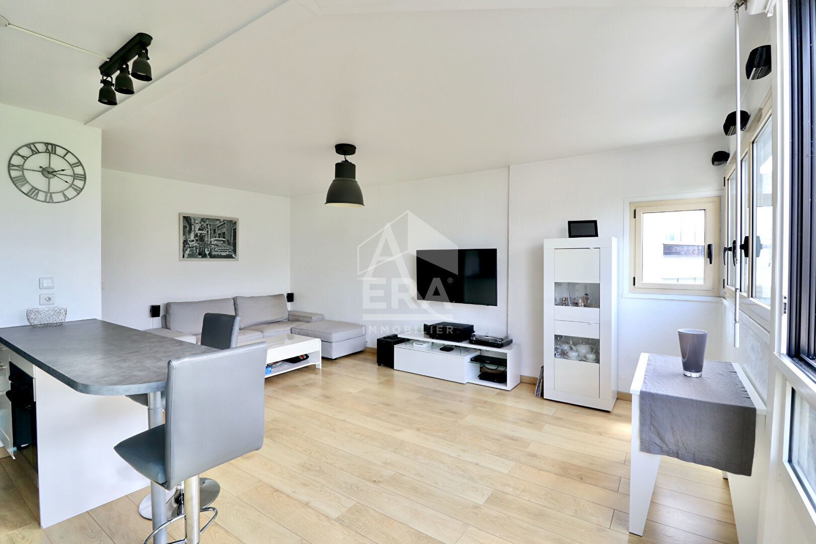 Agence immobilière de 
 L'Adresse de l'ANCIENNE MAIRIE - DESCAMPS - PIERRAT - AGENCE DESCAMPS 
