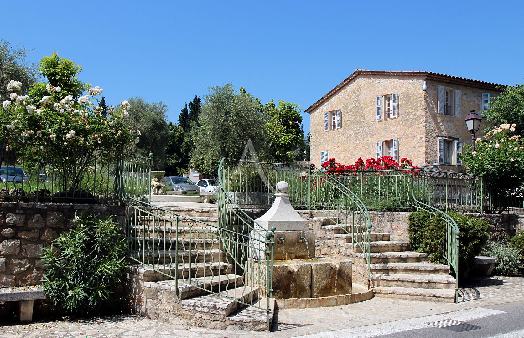 Photo Local professionnel ou commercial - Le Rouret image 1/3