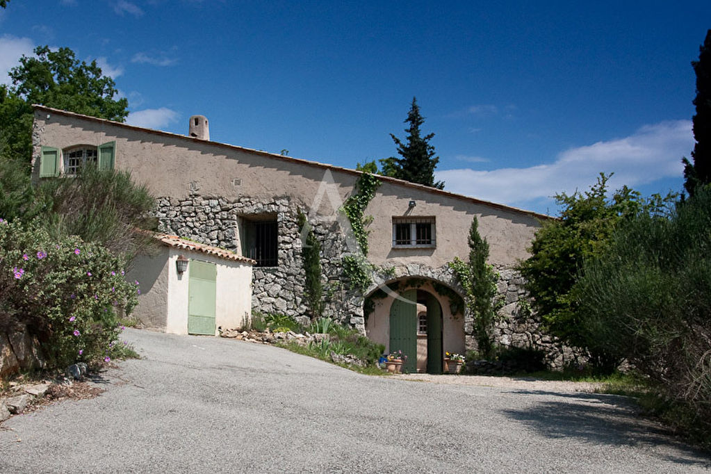 BAR SUR LOUP Ancienne bergerie en pierres superbement restaurée vue mer panoramique Cipières