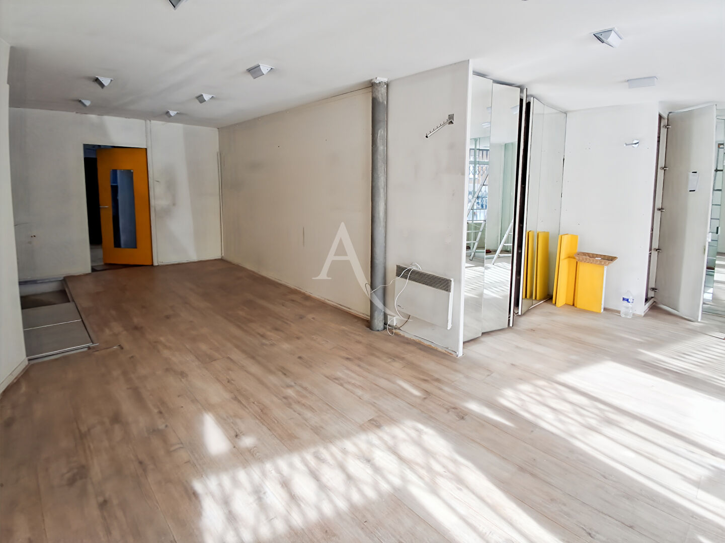 Photo SURESNES LOCAL COMMERCIAL 45 m2 image 2/3