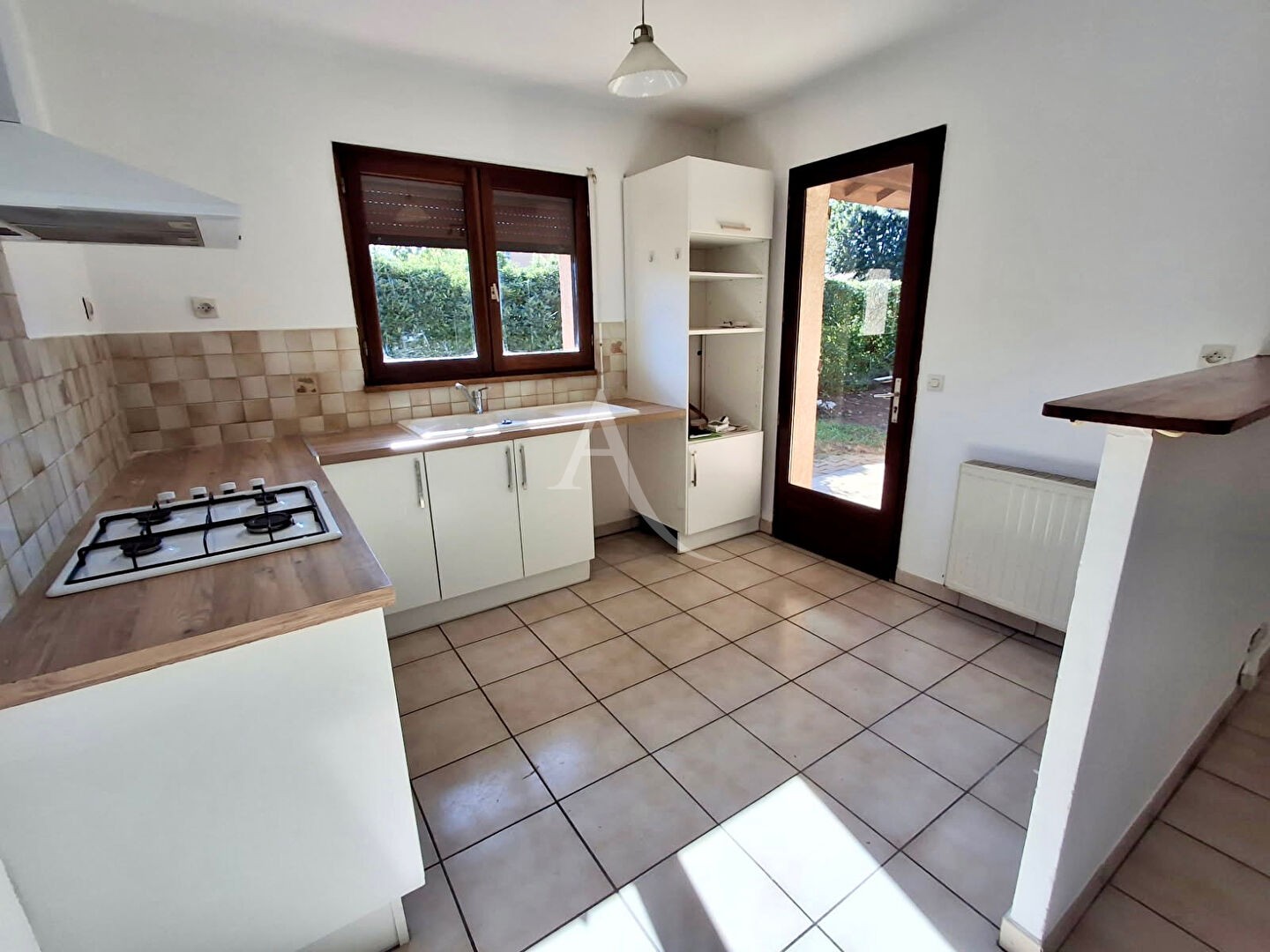 Photo Maison L Isle Jourdain plain pied 4 pièce(s) 105 m2, grand garage, centre ville image 5/6