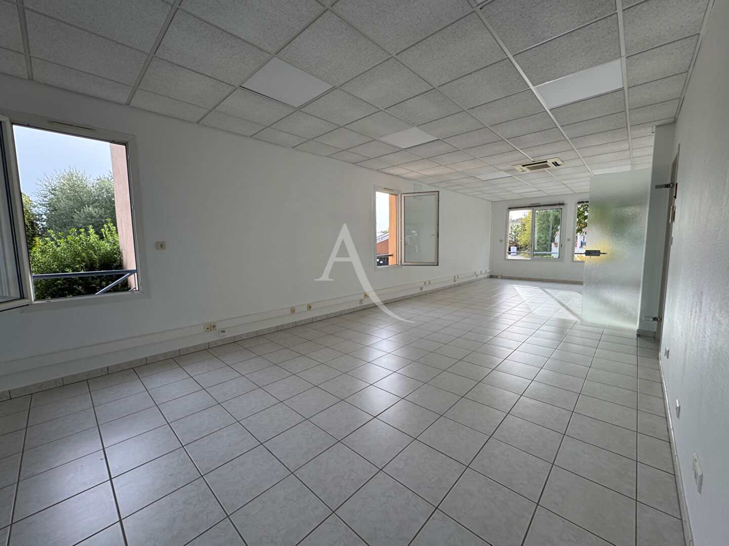 Immeuble de rapport -L Isle Jourdain 13 pièce(s) 223 m² + 2 appartements + garage + parkings