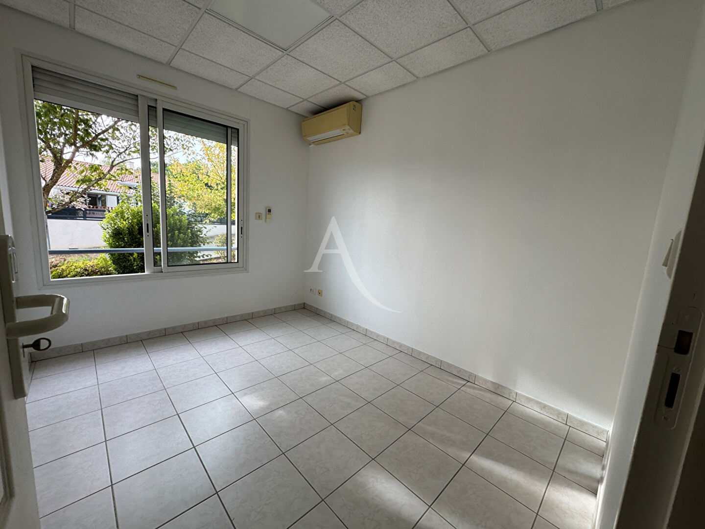 Photo Immeuble de rapport -L Isle Jourdain 13 pièce(s) 223 m² + 2 appartements + garage + parkings image 3/6