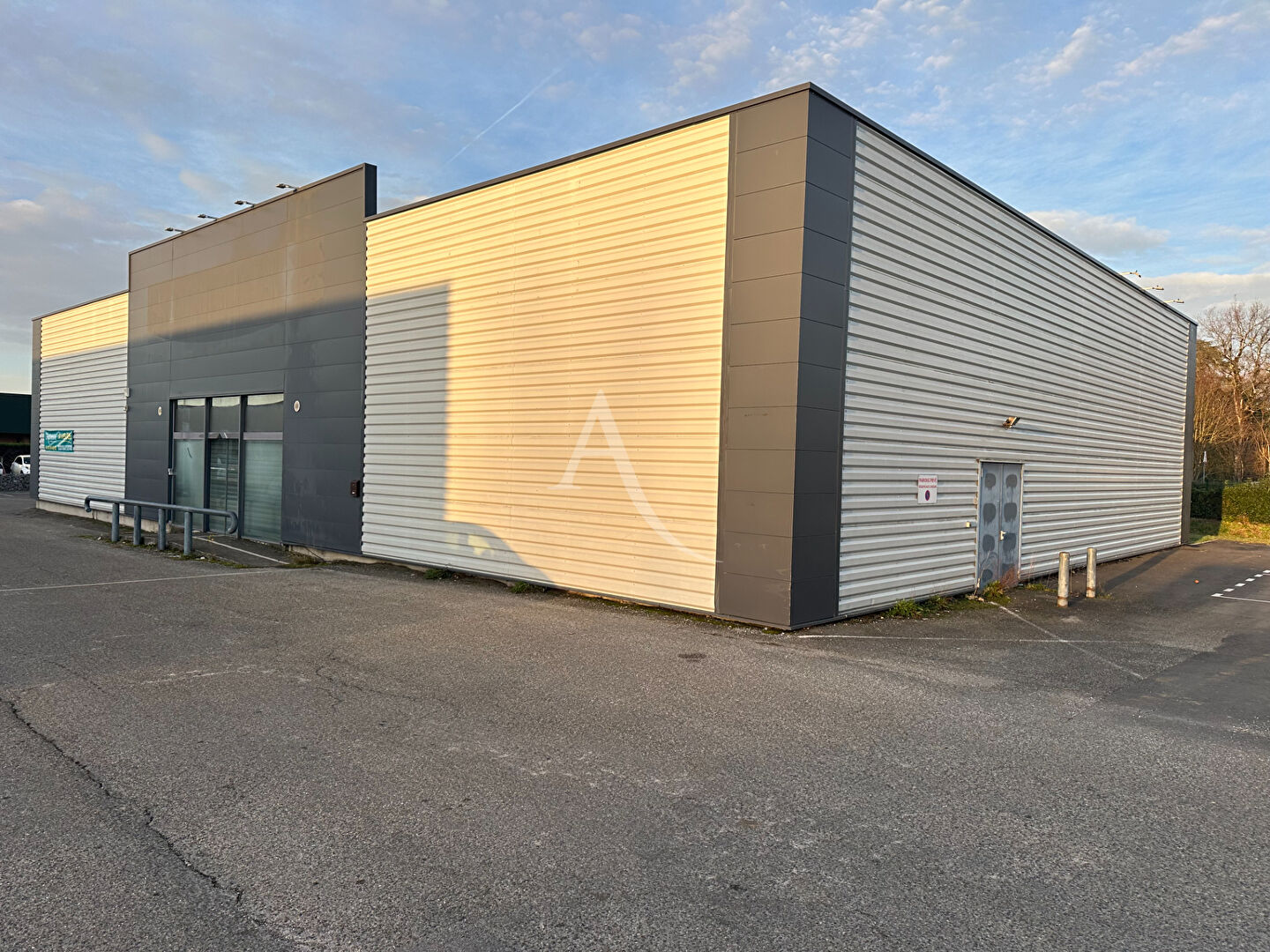 Photo Local commercial Caussade 600 m2 image 2/5
