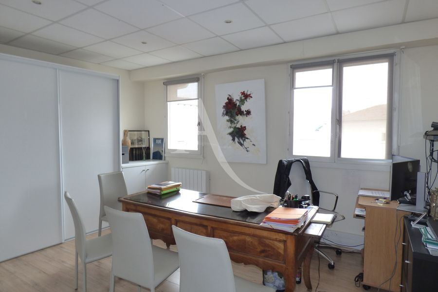 Photo Saint Jean de Luz - Centre - Local professionnel d'environ 120 m² avec ascenseur image 2/6