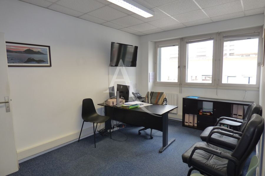 Photo Saint Jean de Luz - Centre - Local professionnel d'environ 120 m² avec ascenseur image 3/6