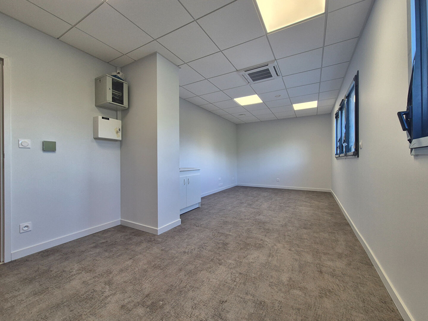 Photo LIMOUX LOCAL PROFESSIONNEL NEUF AVEC PARKING image 3/4