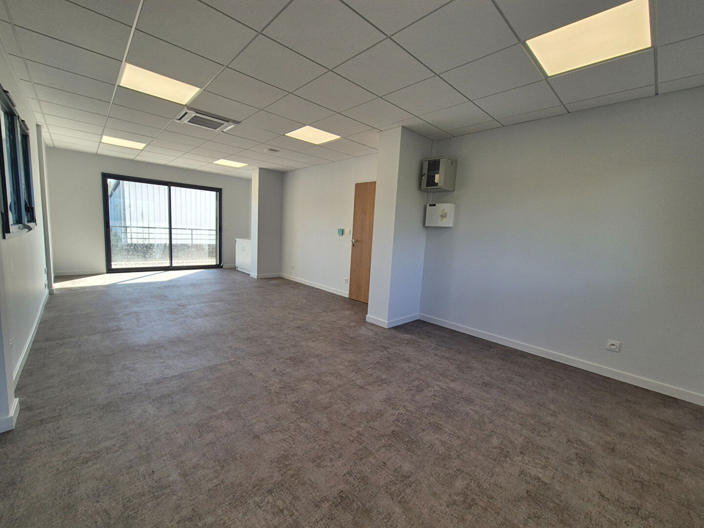 LIMOUX LOCAL PROFESSIONNEL NEUF AVEC PARKING