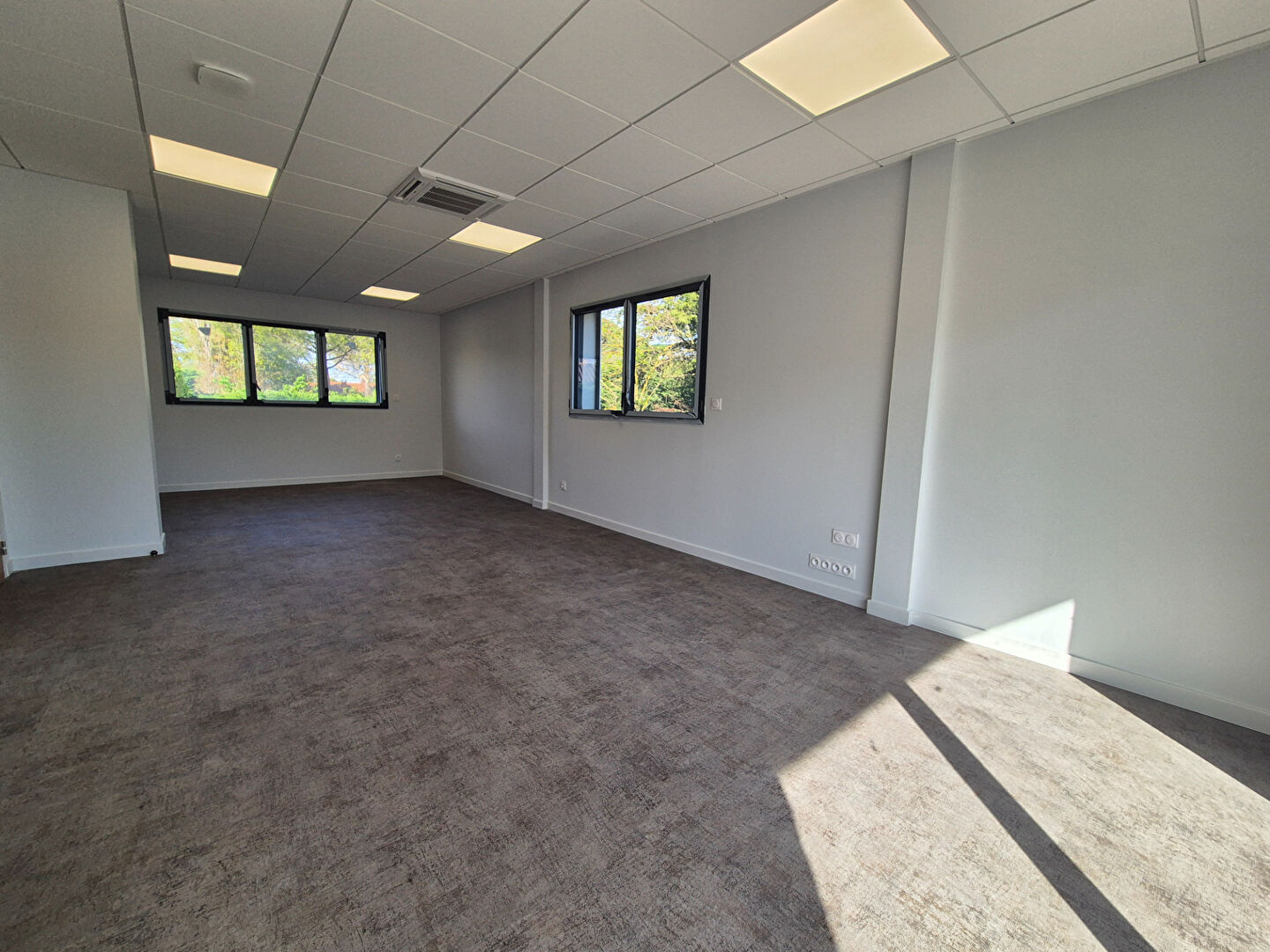 Photo LIMOUX LOCAL PROFESSIONNEL NEUF AVEC PARKING image 3/4