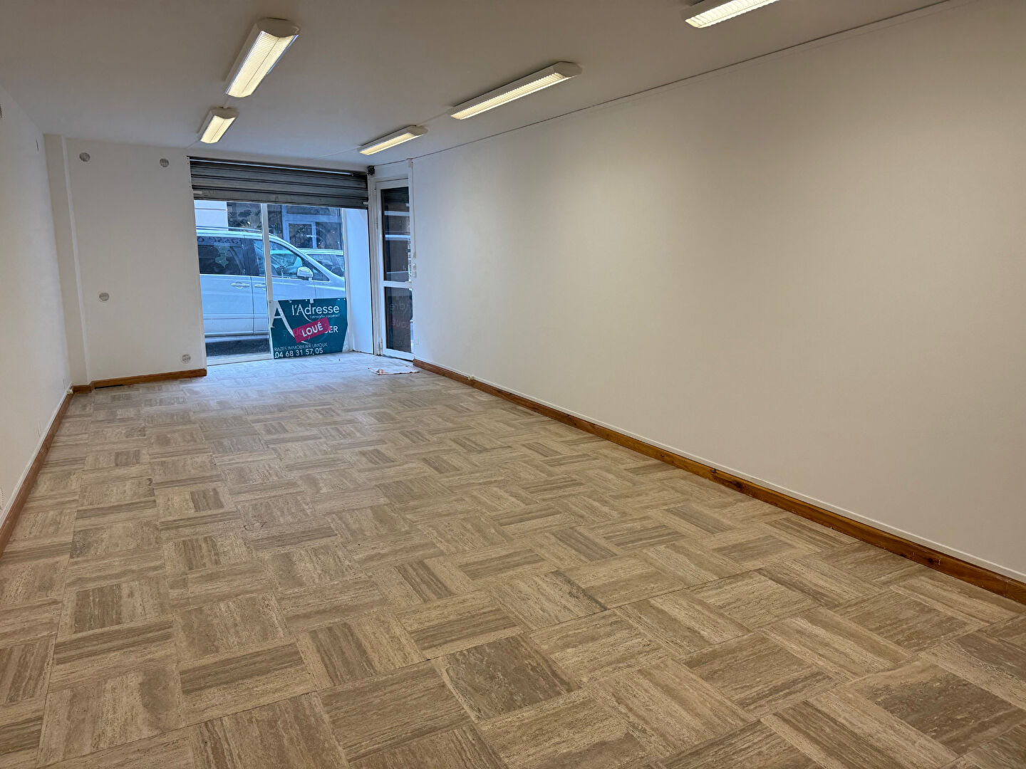 LIMOUX LOCAL DANS UNE RUE COMMERCANTE