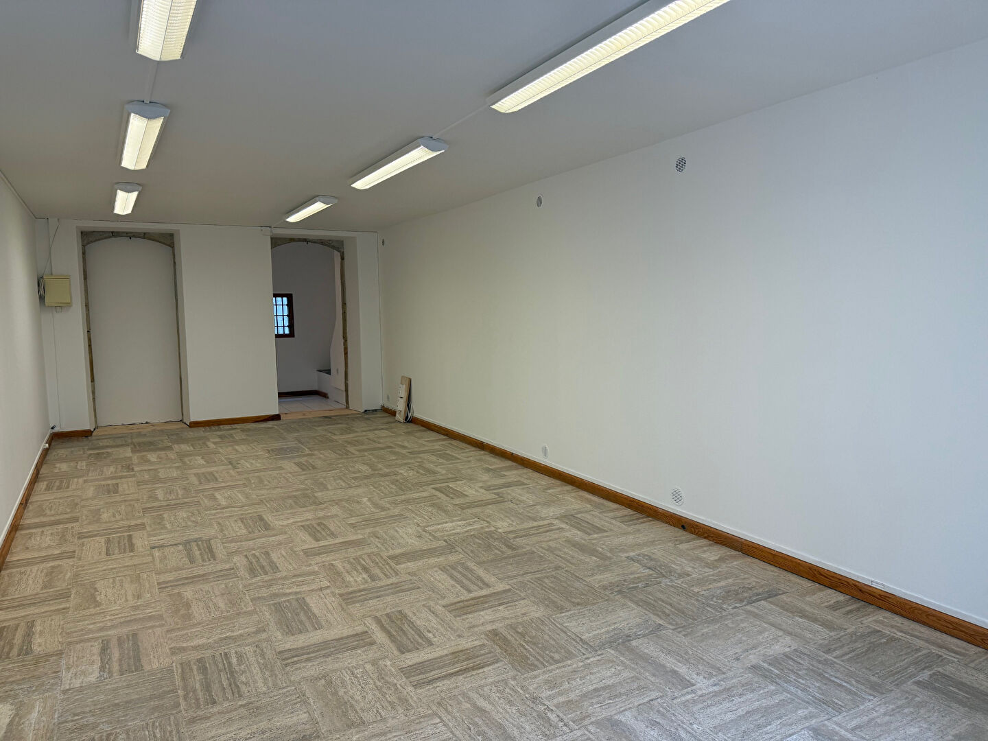 Photo LIMOUX LOCAL DANS UNE RUE COMMERCANTE image 3/4