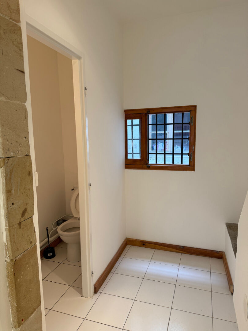 Photo LIMOUX LOCAL DANS UNE RUE COMMERCANTE image 4/4