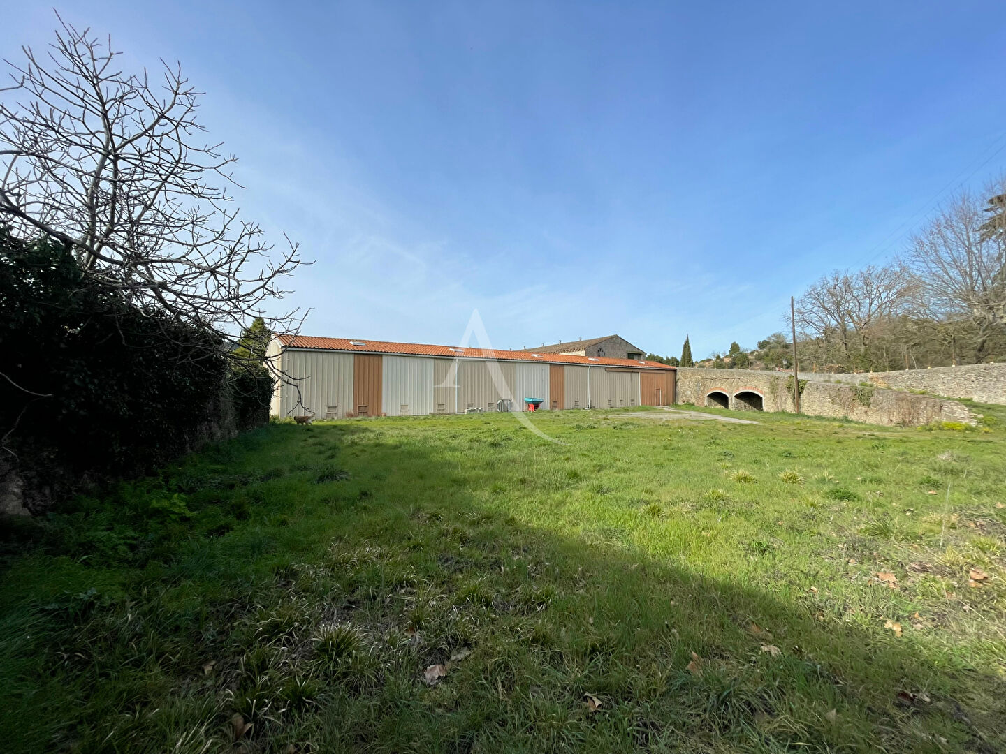 Entre LIMOUX et Carcassonne HANGAR Viticole sur son terrain