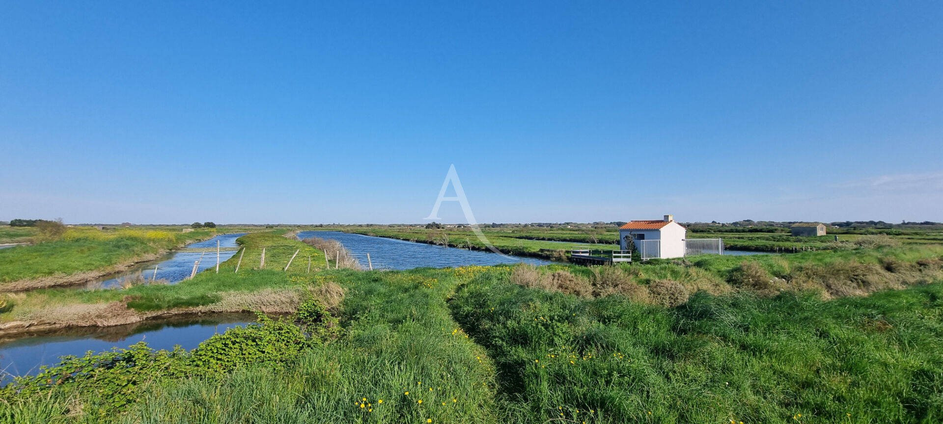 Terrain de loisir à poissons de plus de 2 hectares