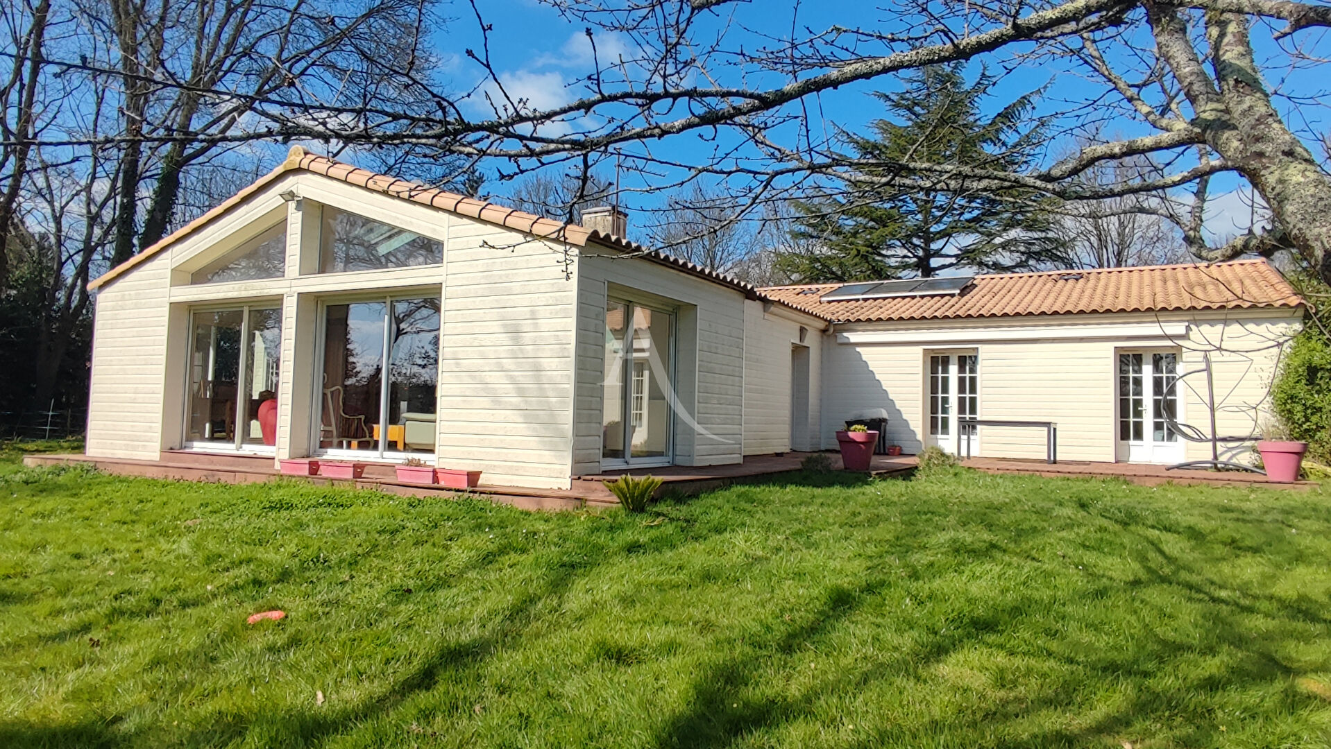 Agence immobilière de SARL L'IMMOBILIERE 2000
