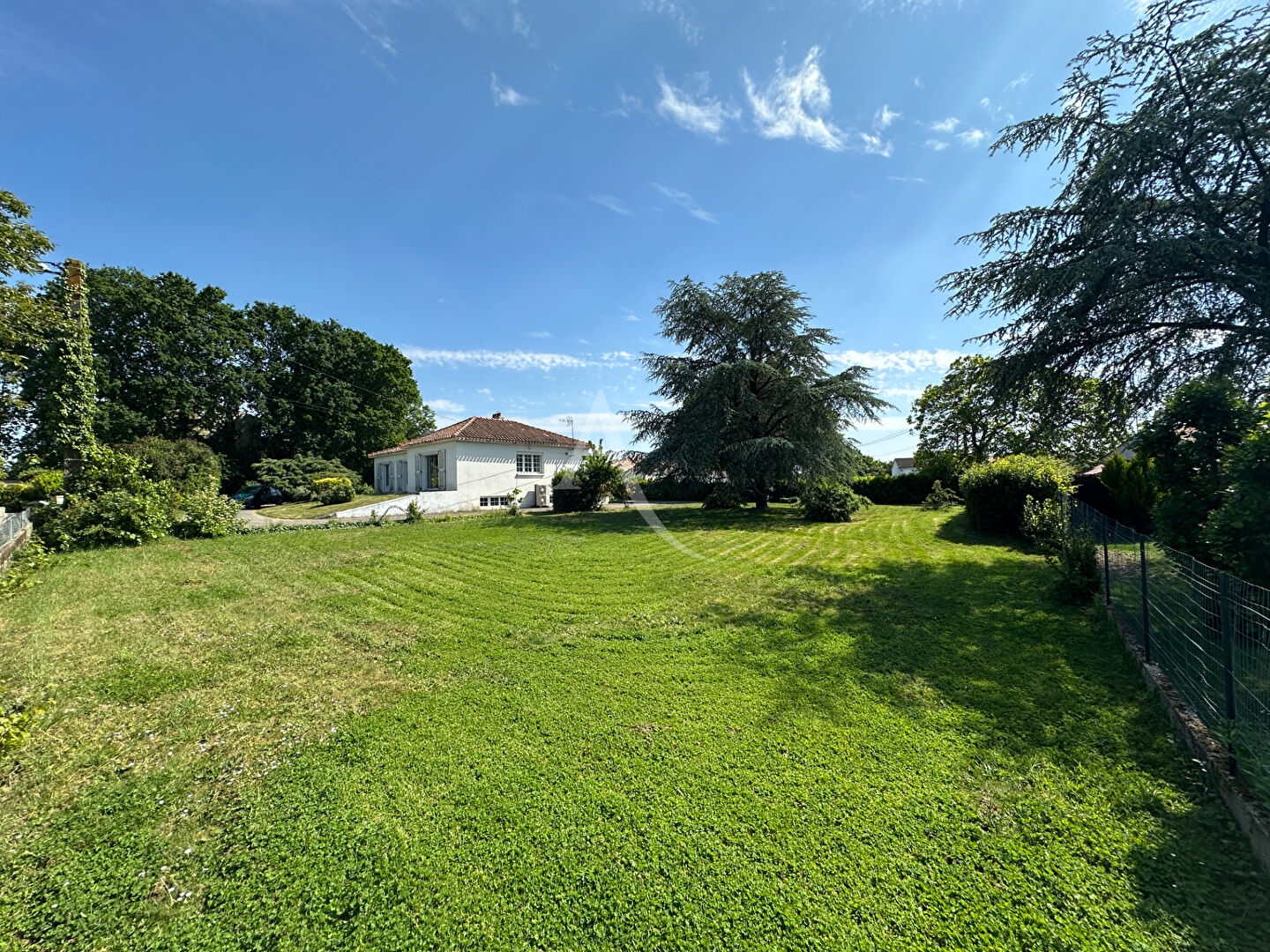 Agence immobilière de SARL L'IMMOBILIERE 2000