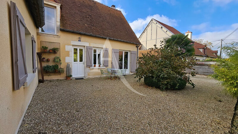 Photo Longère rénovée en vente , chambre de plain pied, jardin image 2/6