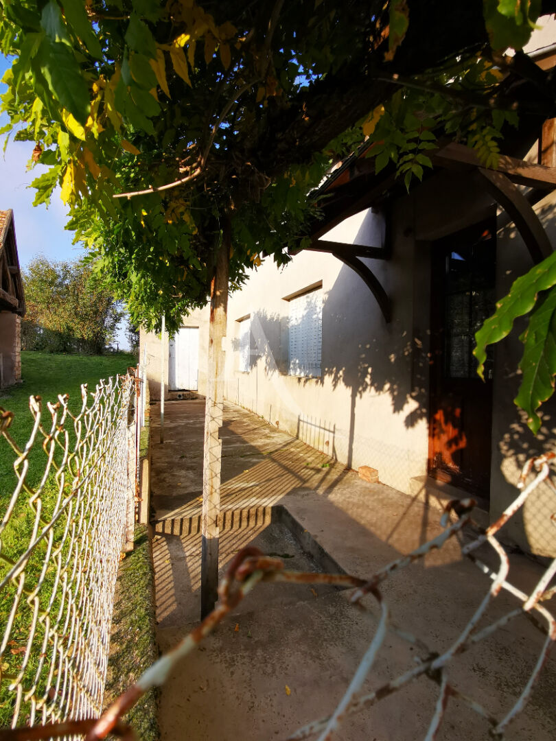 A vendre à Santilly -  Ancienne ferme a rénover avec nombreuses dépendances.