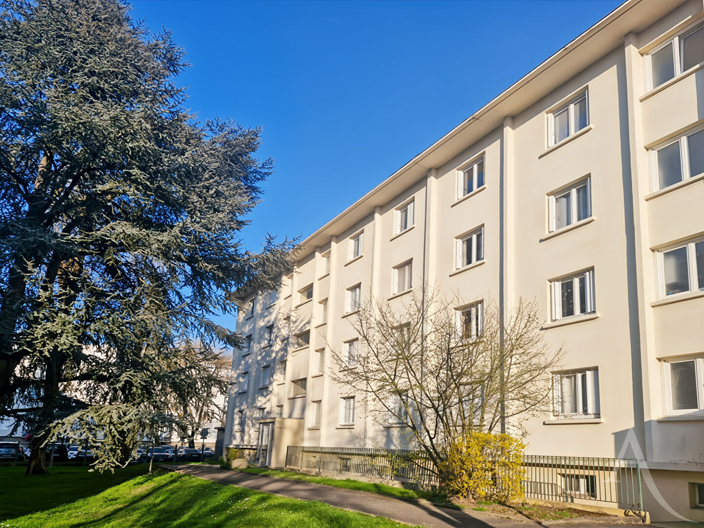 Agence immobilière de L'Adresse S.A.S.  AGENCE IMMOBILIERE LORI - S.A.S.  AGENCE IMMOBILIERE LORI