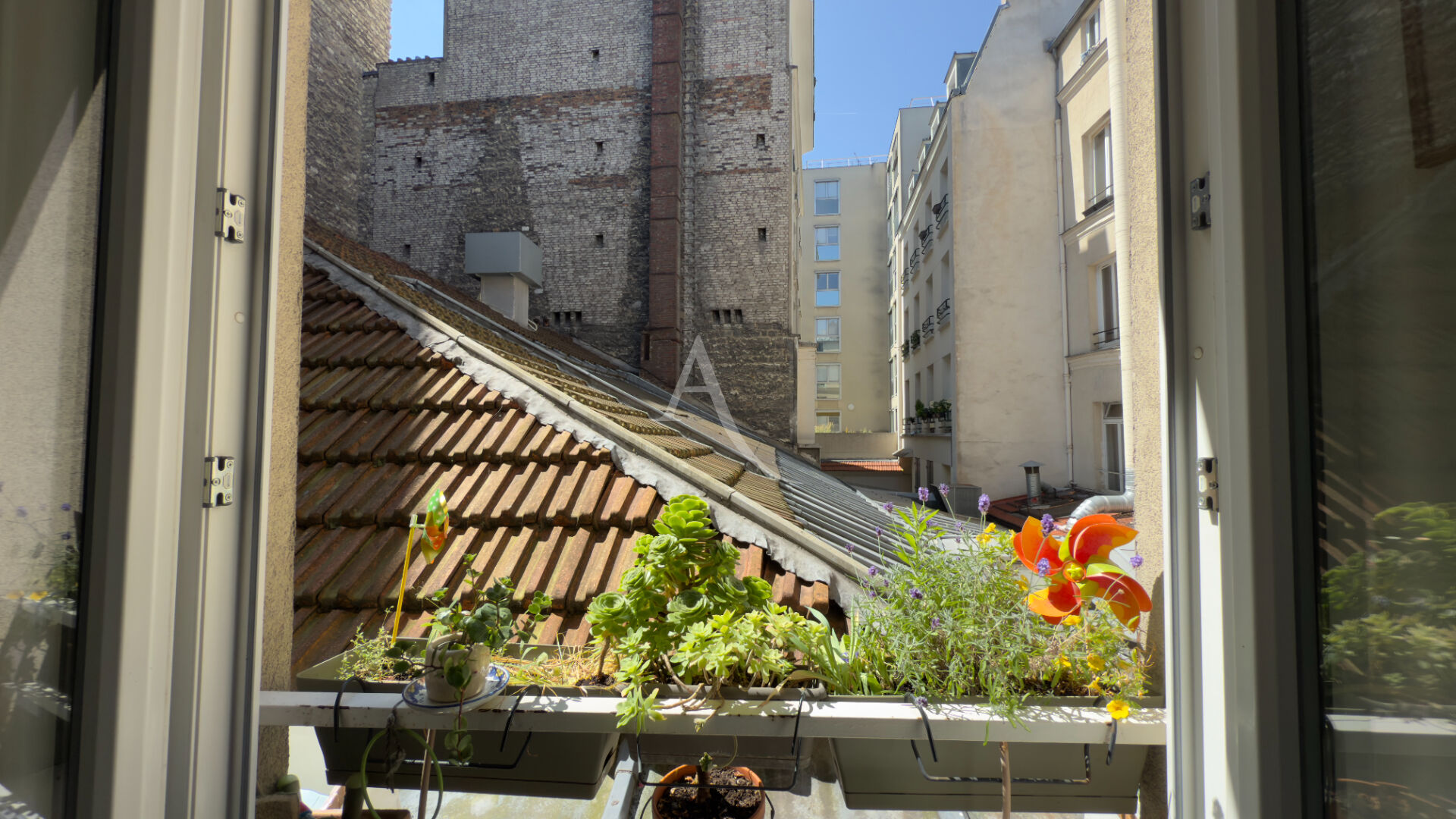 Photo Canal Saint-Martin - 2 pièces de charme, beaux volumes, au calme image 6/6
