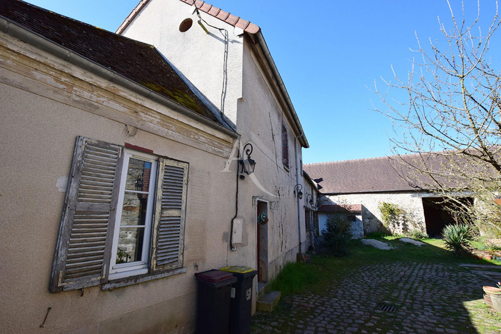 VILLIERS-SAINT-GEORGES, MAISON 3 CHAMBRES, CUISINE, SALON, SEJOUR-SALLE A MANGER. GRANGE DE 180 m² SUR TERRAIN DE 668 M² ENVIRON.