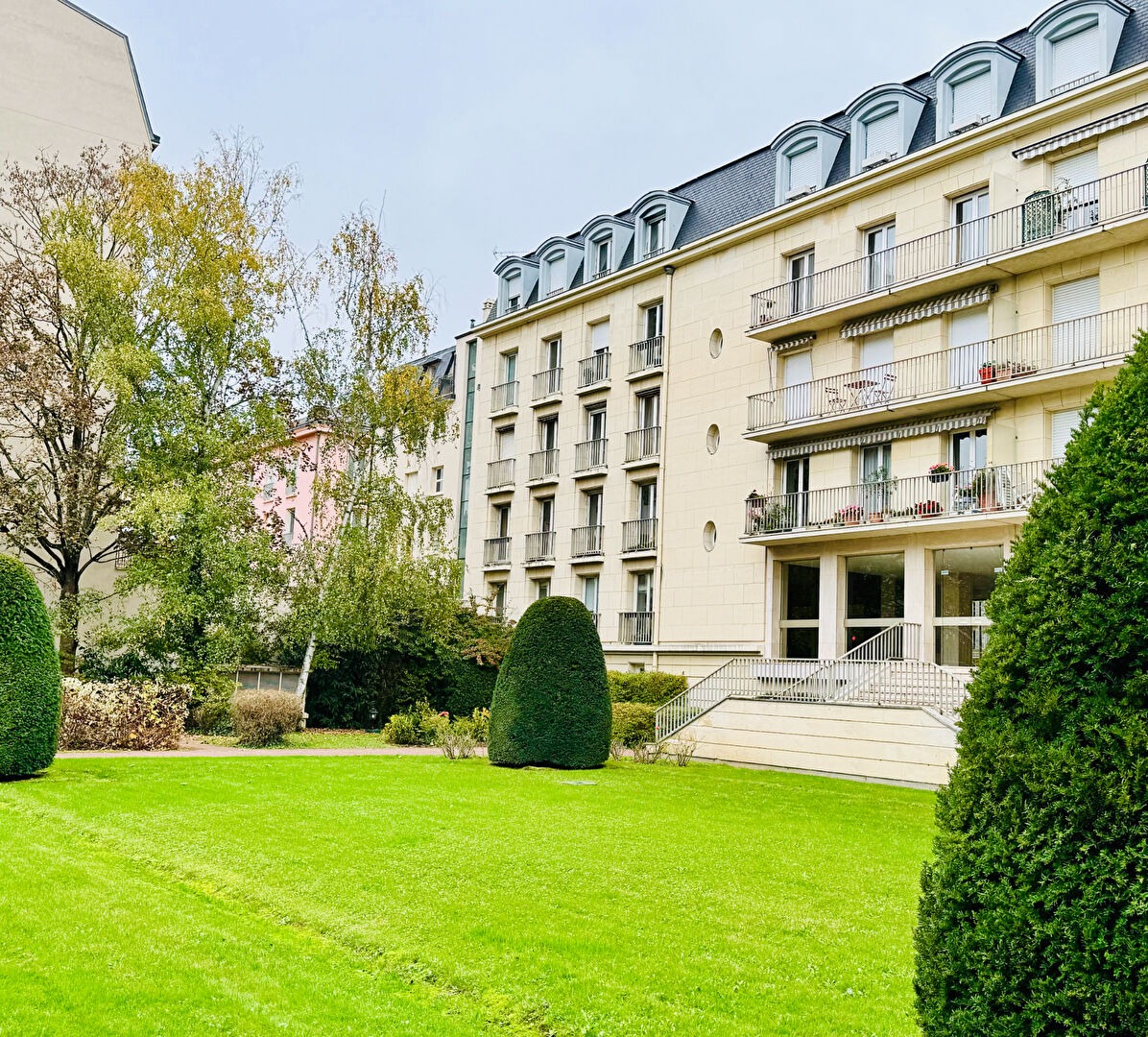 Appartement Versailles centre, 7 pièces avec balcon 150 m² parking double sous-sol cave ascenseur 5 chambres
