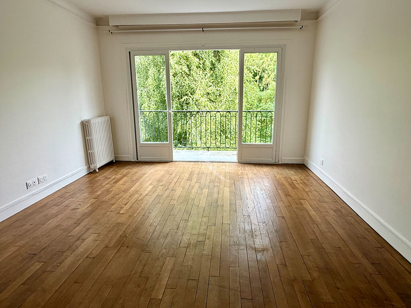 Photo Appartement Chaville (92370) Charmant 3 Pièces , Dernier Étage  Vue Dégagée & Calme Absolu 72 m2 balcon garage cave vue sur jardin dernier étage image 2/6