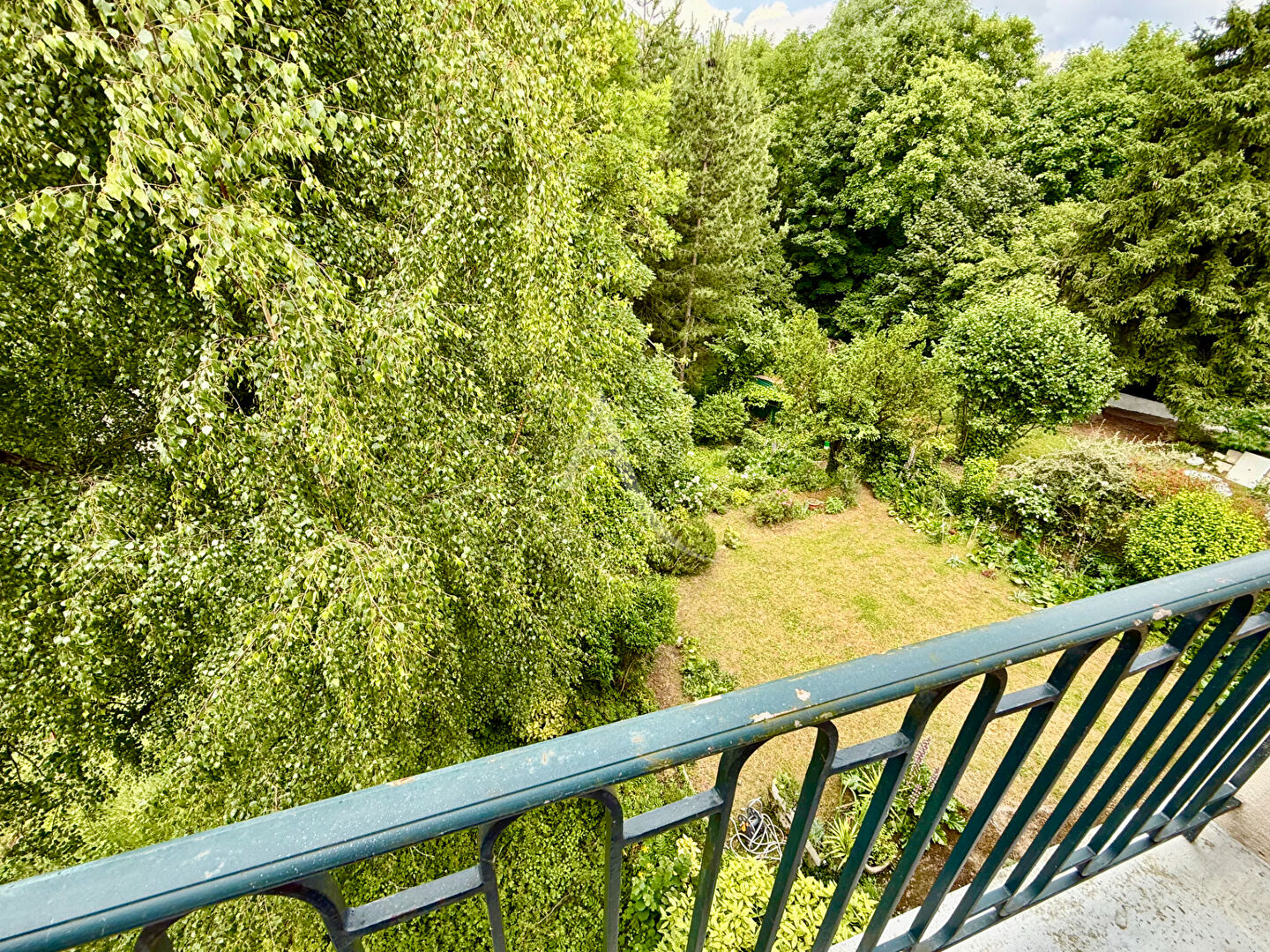 Photo Appartement Chaville (92370) Charmant 3 Pièces , Dernier Étage  Vue Dégagée & Calme Absolu 72 m2 balcon garage cave vue sur jardin dernier étage image 3/6