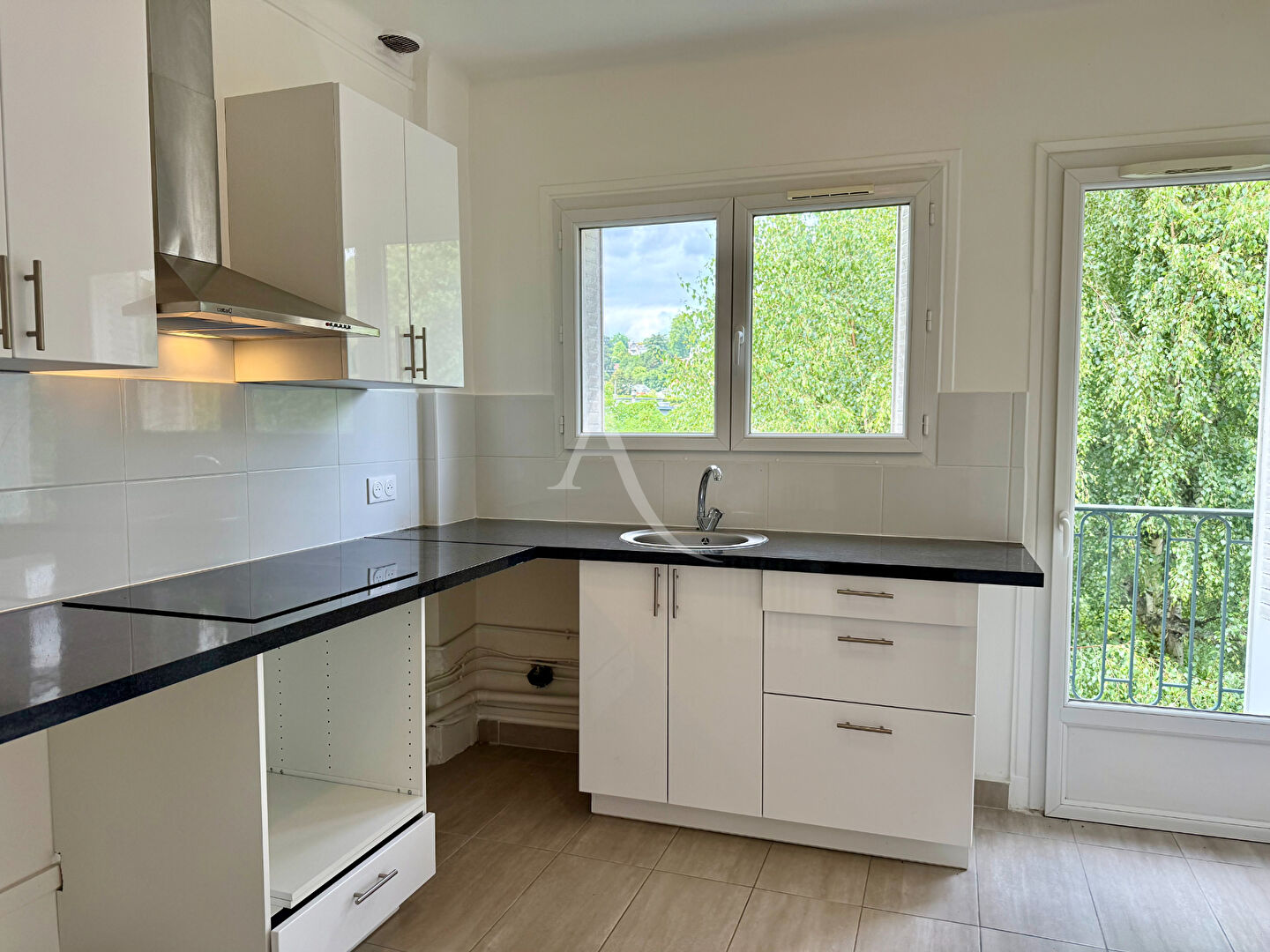 Photo Appartement Chaville (92370) Charmant 3 Pièces , Dernier Étage  Vue Dégagée & Calme Absolu 72 m2 balcon garage cave vue sur jardin dernier étage image 4/6