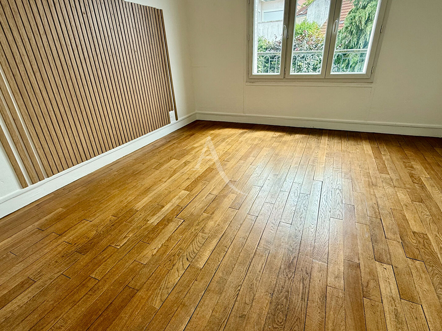 Photo Appartement Chaville (92370) Charmant 3 Pièces , Dernier Étage  Vue Dégagée & Calme Absolu 72 m2 balcon garage cave vue sur jardin dernier étage image 5/6