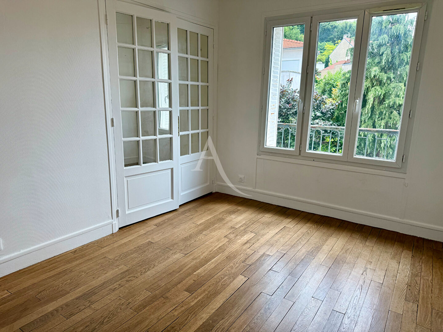 Photo Appartement Chaville (92370) Charmant 3 Pièces , Dernier Étage  Vue Dégagée & Calme Absolu 72 m2 balcon garage cave vue sur jardin dernier étage image 6/6