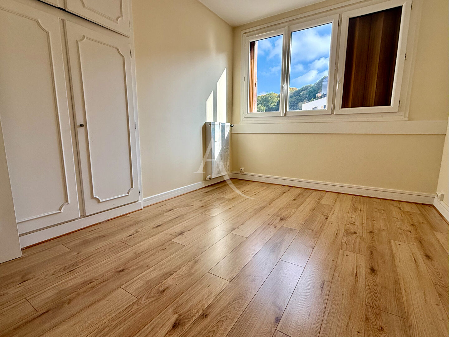 Photo Appartement Chaville 3 pièces EXCLUSIVITÉ  Chaville Rive Gauche balcon cave parking ascenseur vue dégagée image 3/6